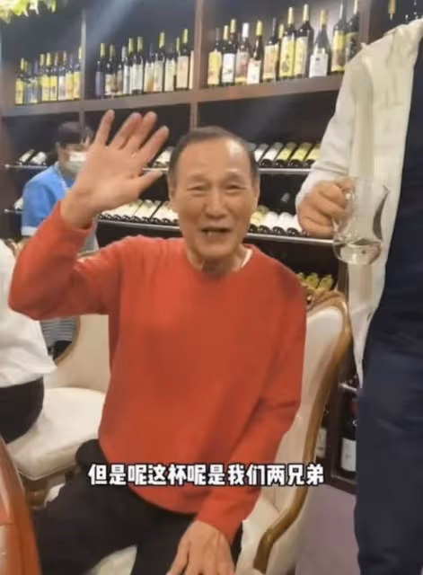 近況憂心!79歲香港資深藝人靠拐杖助力行走,自認年紀大身體不好