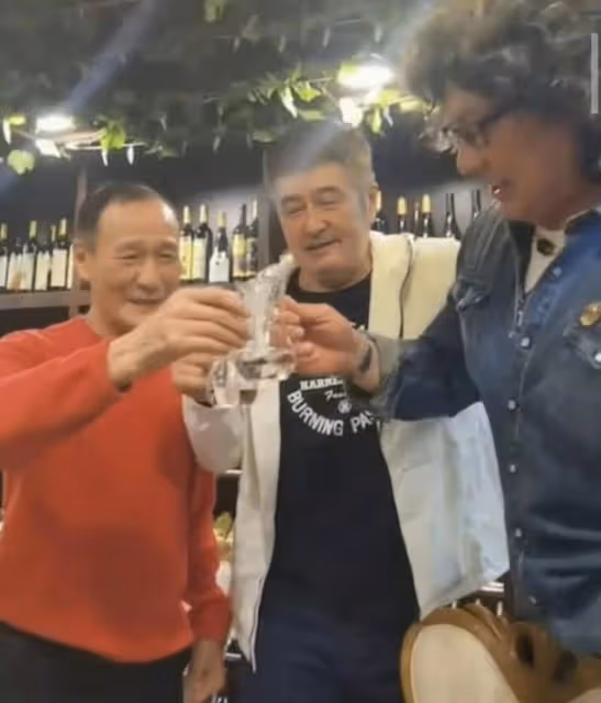 近況憂心!79歲香港資深藝人靠拐杖助力行走,自認年紀大身體不好