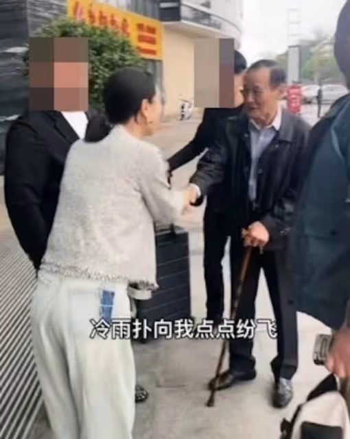 近況憂心!79歲香港資深藝人靠拐杖助力行走,自認年紀大身體不好