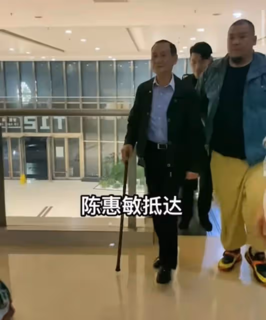 近況憂心!79歲香港資深藝人靠拐杖助力行走,自認年紀大身體不好