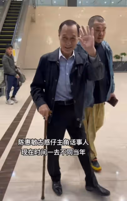 近況憂心!79歲香港資深藝人靠拐杖助力行走,自認年紀大身體不好
