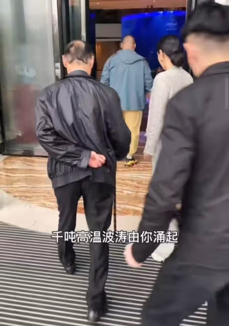 近況憂心!79歲香港資深藝人靠拐杖助力行走,自認年紀大身體不好