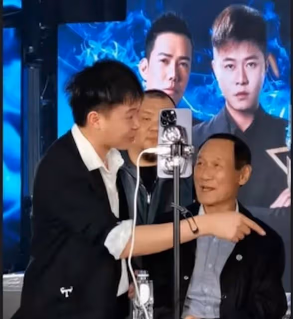 近況憂心!79歲香港資深藝人靠拐杖助力行走,自認年紀大身體不好