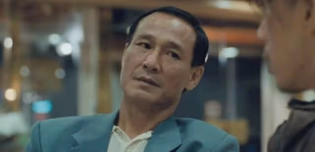 近況憂心!79歲香港資深藝人靠拐杖助力行走,自認年紀大身體不好