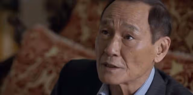 近況憂心!79歲香港資深藝人靠拐杖助力行走,自認年紀大身體不好