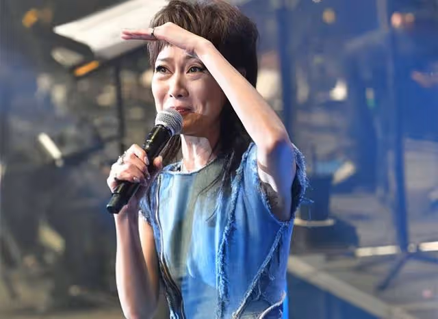 香港知名女星被質疑患病，瘦到脫相變化大，復出開個唱激動到飆淚