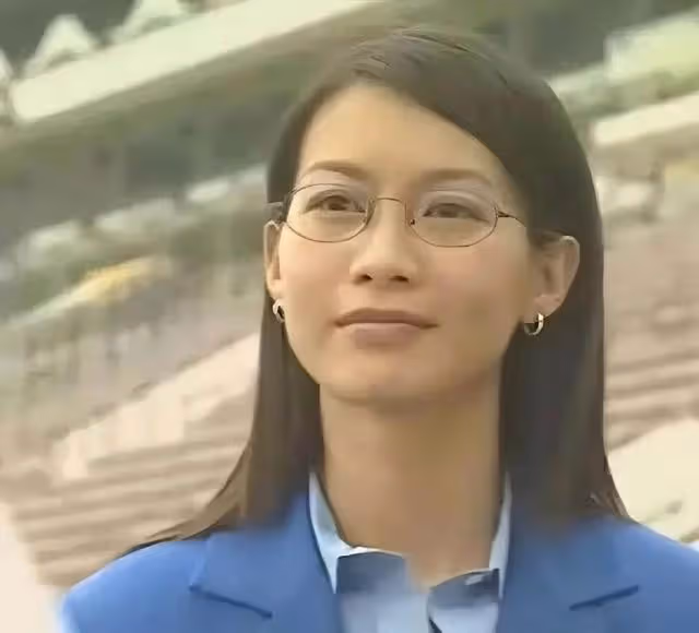 香港知名女星被質疑患病,瘦到脫相變化大,復出開個唱激動到飆淚