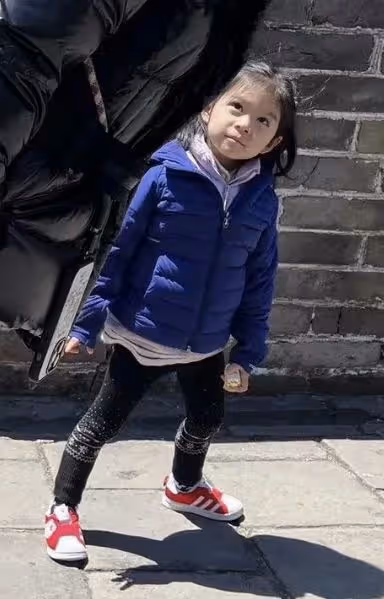 郭晶晶帶3個兒女游故宮爬長城，老大老三正臉曝光，妹妹顏值超高