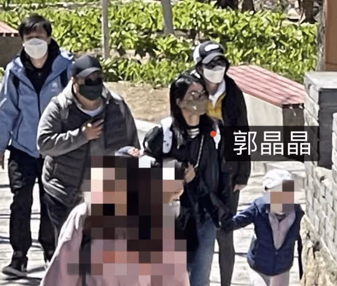 郭晶晶帶3個兒女游故宮爬長城，老大老三正臉曝光，妹妹顏值超高