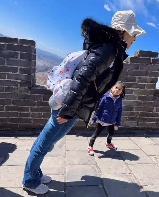 霍啟剛一家五口逛故宮，郭晶晶買10元雪糕，霍中曦緊牽倆妹妹的手