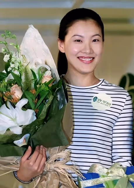伏明霞爆離婚傳聞後首次露面 突然現身上海街頭 大女兒罕見出鏡