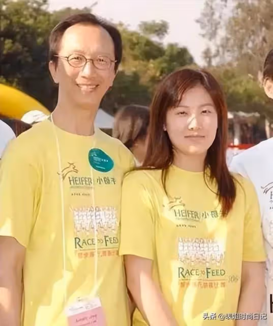 伏明霞爆離婚傳聞後首次露面 突然現身上海街頭 大女兒罕見出鏡