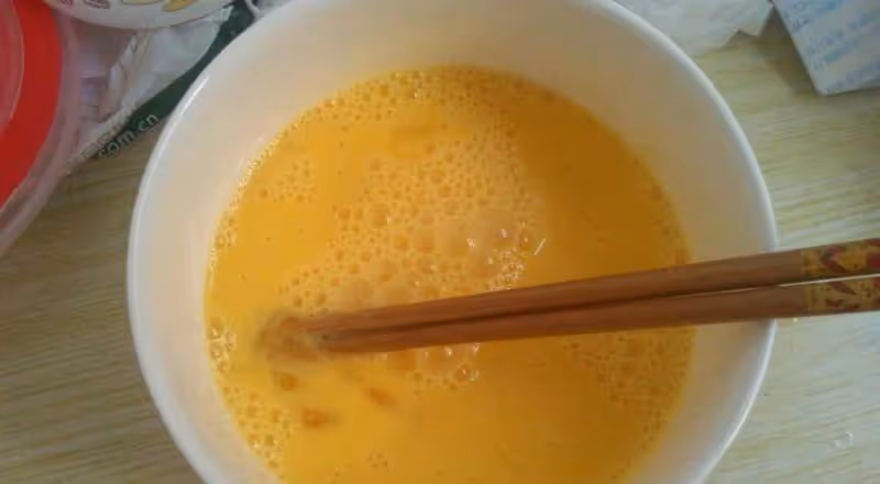 蒸「雞蛋羹」時可別直接蒸，少做了這兩步，不但有氣孔還不嫩滑！