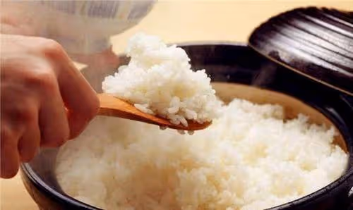 蒸米飯時學會加點料：橄欖油、米醋和茶水，豐富營養味道也更獨特