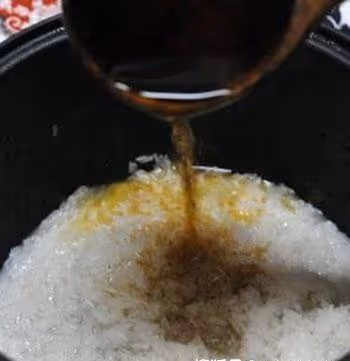 蒸米飯時學會加點料：橄欖油、米醋和茶水，豐富營養味道也更獨特