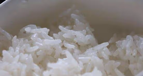 蒸米飯時學會加點料：橄欖油、米醋和茶水，豐富營養味道也更獨特