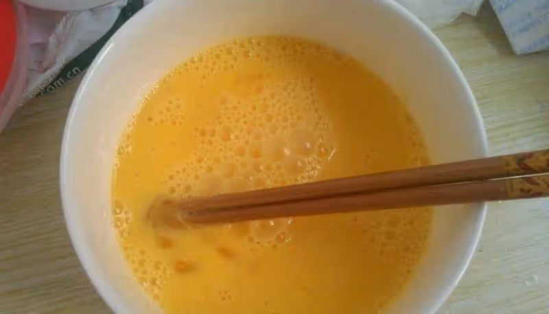 蒸「雞蛋羹」別再蓋保鮮膜，只要水加對了，怎麼做都嫩滑無氣孔！
