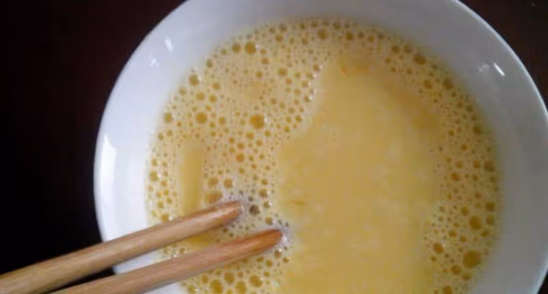 蒸雞蛋羹總有氣孔不光滑，這一步才是關鍵，做錯了怎麼蒸都有氣孔