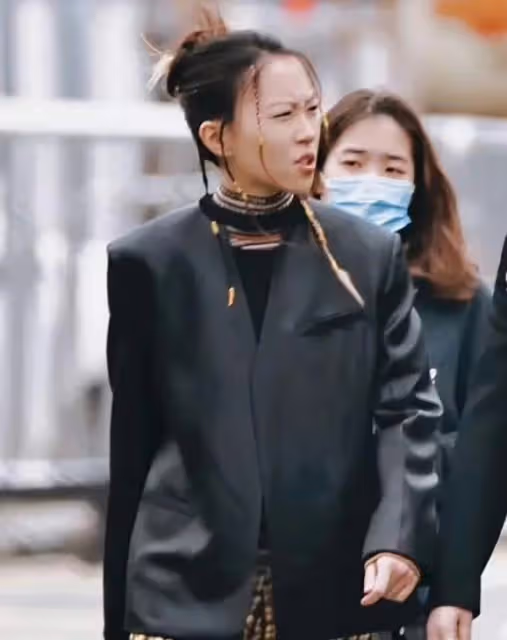 李嫣為竇靖童的新音樂點贊，網友的留言評論很暖心