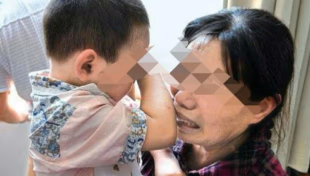 養女帶男友上門，鄉下父母見到他後突然哭了，才知男孩身份不一般