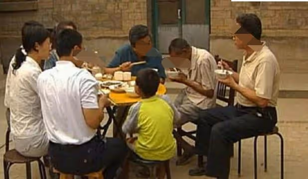 養女帶男友上門，鄉下父母見到他後突然哭了，才知男孩身份不一般
