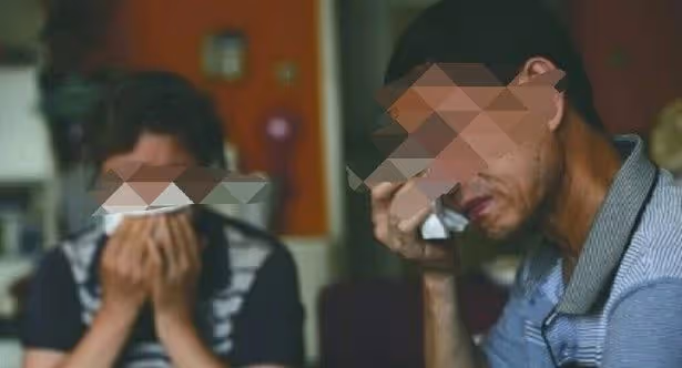 養女帶男友上門，鄉下父母見到他後突然哭了，才知男孩身份不一般