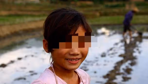 女兒離婚後住娘家，母親總是半夜偷偷出門，得知去的地方女子傻了