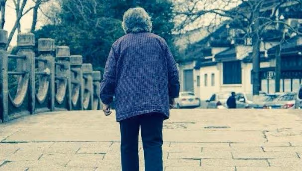 女兒離婚後住娘家，母親總是半夜偷偷出門，得知去的地方女子傻了