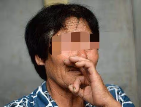 女兒離婚後住娘家，母親總是半夜偷偷出門，得知去的地方女子傻了
