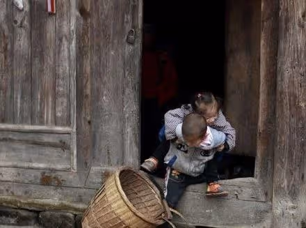 農村母親到兒女家養老，兒子給吃肉，女兒只給吃素，結果兒子樂了
