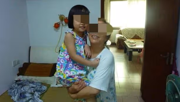 文盲母親收養啞巴棄嬰，打工供她看病讀書，出嫁才知她身份不一般