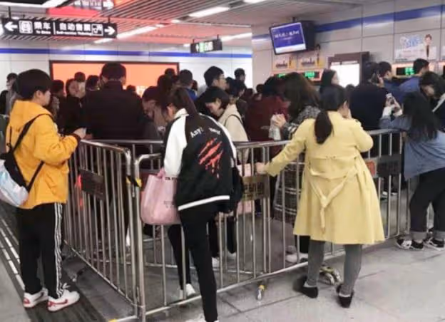 地鐵站兒子突然喊肚子疼,媽媽轉頭一看報了警,眾人稱讚孩子聰明