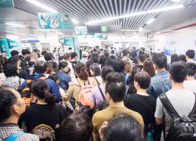 地鐵站兒子突然喊肚子疼,媽媽轉頭一看報了警,眾人稱讚孩子聰明