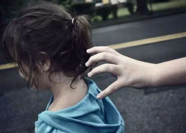 地鐵站兒子突然喊肚子疼,媽媽轉頭一看報了警,眾人稱讚孩子聰明