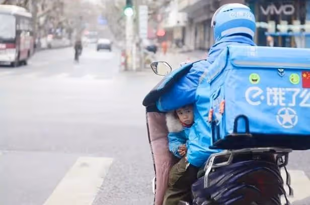 妻子跑了老人拒絕帶娃,三歲女兒至今只會說兩個字,只能偷摸眼淚