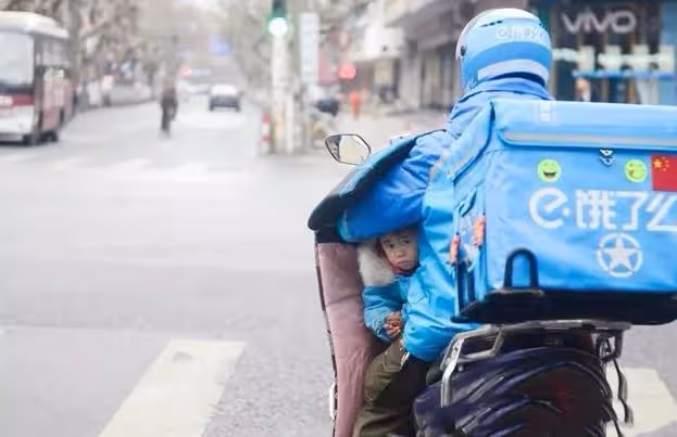 妻子跑了老人拒絕帶娃,三歲女兒至今只會說兩個字,只能偷摸眼淚