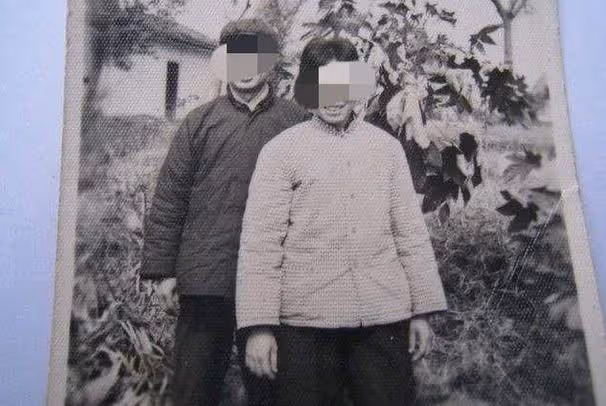 男孩高考後想進城看母親,卻被父親拒絕,當晚他被帶到母親新墳前