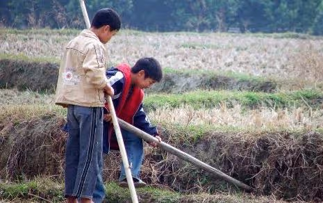 大學生孫子兩年沒回家,農村爺爺去學校找,卻被告知孫子早已去世