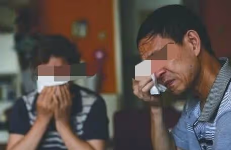 大學生孫子兩年沒回家,農村爺爺去學校找,卻被告知孫子早已去世
