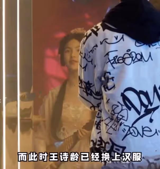 王岳倫陪女兒拍寫真,王詩齡穿漢服抱琵琶,笑不露齒太像媽媽李湘