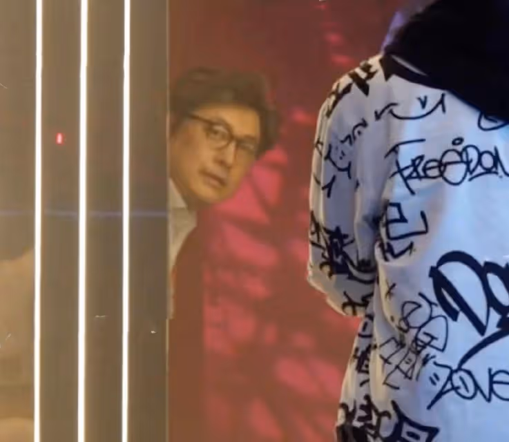 王岳倫陪女兒拍寫真,王詩齡穿漢服抱琵琶,笑不露齒太像媽媽李湘