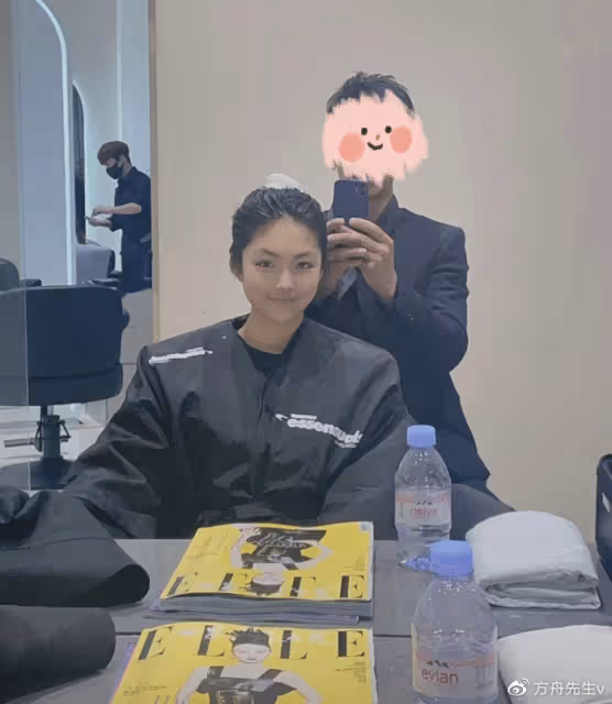 王岳倫陪女兒拍寫真,王詩齡穿漢服抱琵琶,笑不露齒太像媽媽李湘