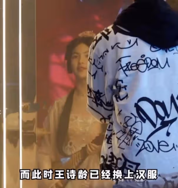 王岳倫陪女兒拍寫真,王詩齡穿漢服抱琵琶,似大家閨秀太像李湘