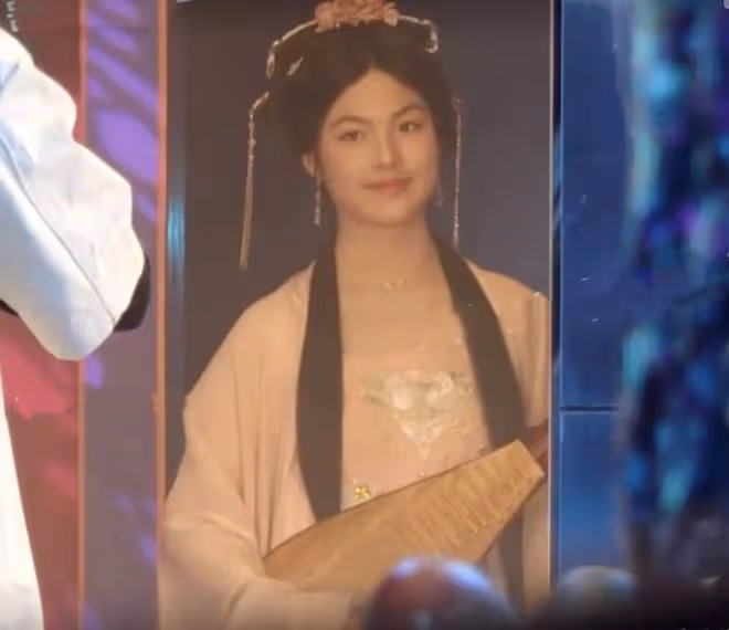 王岳倫陪女兒拍寫真,王詩齡穿漢服抱琵琶,似大家閨秀太像李湘