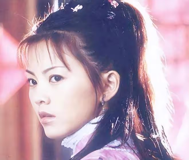 王岳倫陪女兒拍寫真,王詩齡穿漢服抱琵琶,似大家閨秀太像李湘