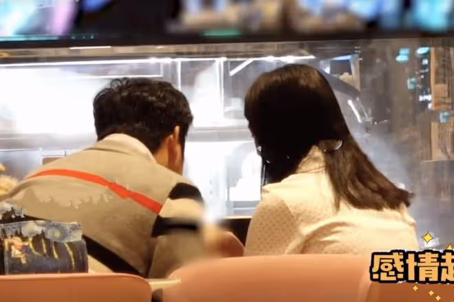 王岳倫陪女兒拍寫真,王詩齡穿漢服抱琵琶,似大家閨秀太像李湘