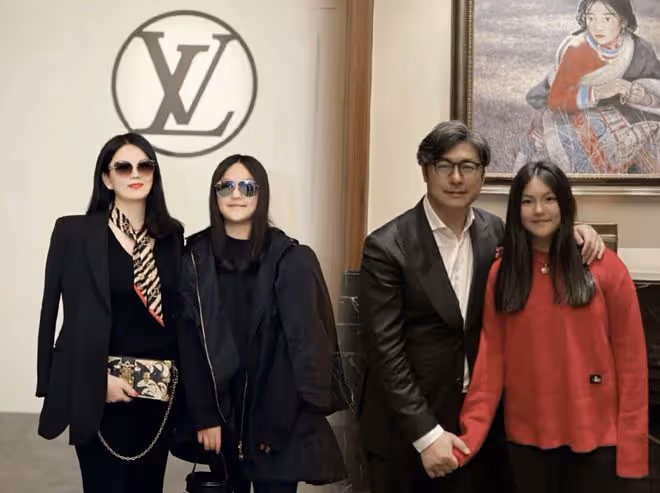 王岳倫陪女兒拍寫真，王詩齡穿漢服抱琵琶，似大家閨秀太像李湘
