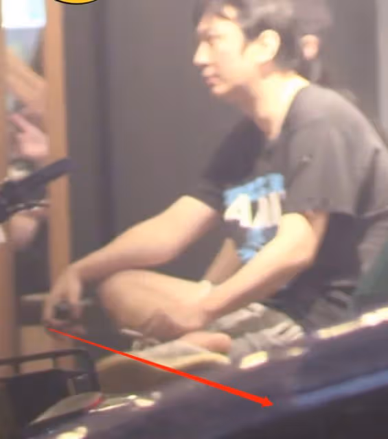 王思聰坐路邊撩妹,對方主動送上電話,前女友曝其分手方式太奇葩