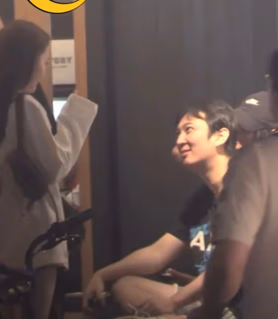 王思聰坐路邊撩妹,對方主動送上電話,前女友曝其分手方式太奇葩