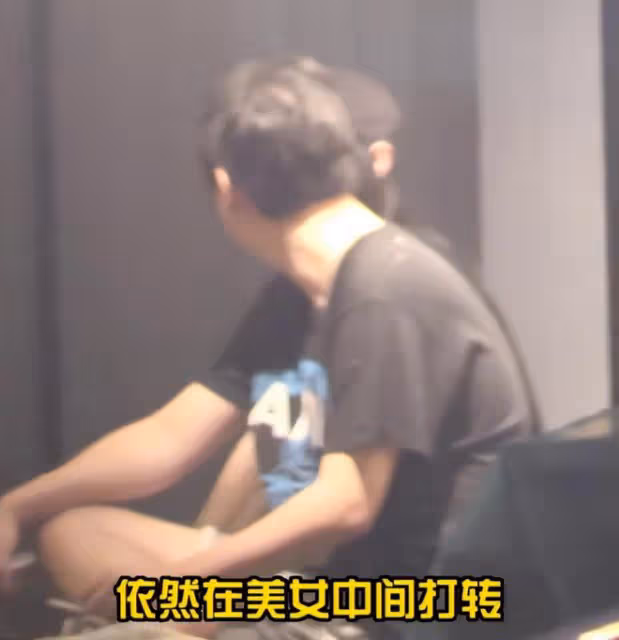 王思聰坐路邊撩妹,對方主動送上電話,前女友曝其分手方式太奇葩